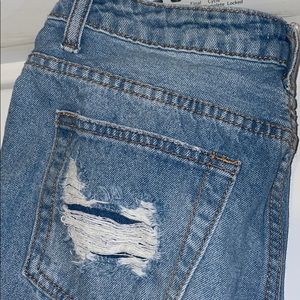 FASHION NOVA RIPPED HIGHWAST JEANS